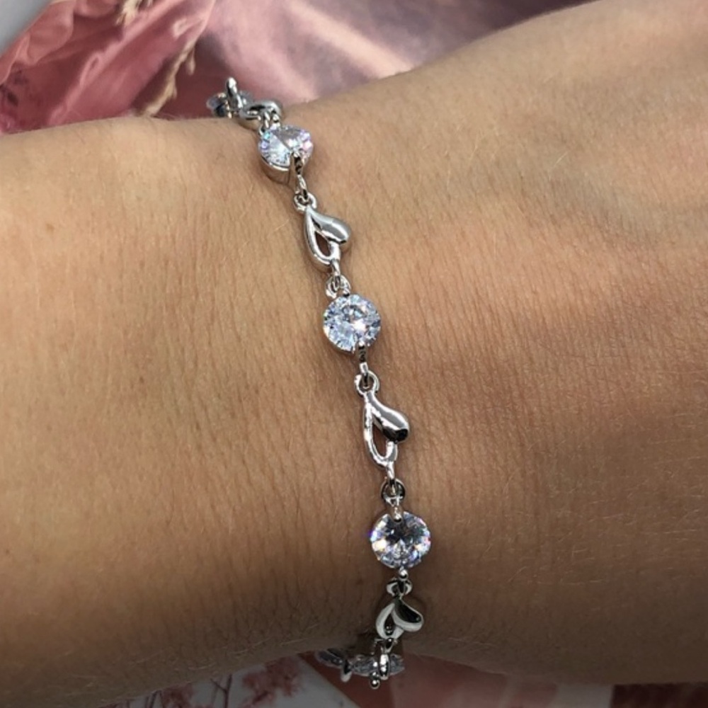 Elegant Silver Bracelet with moissanite and hearts